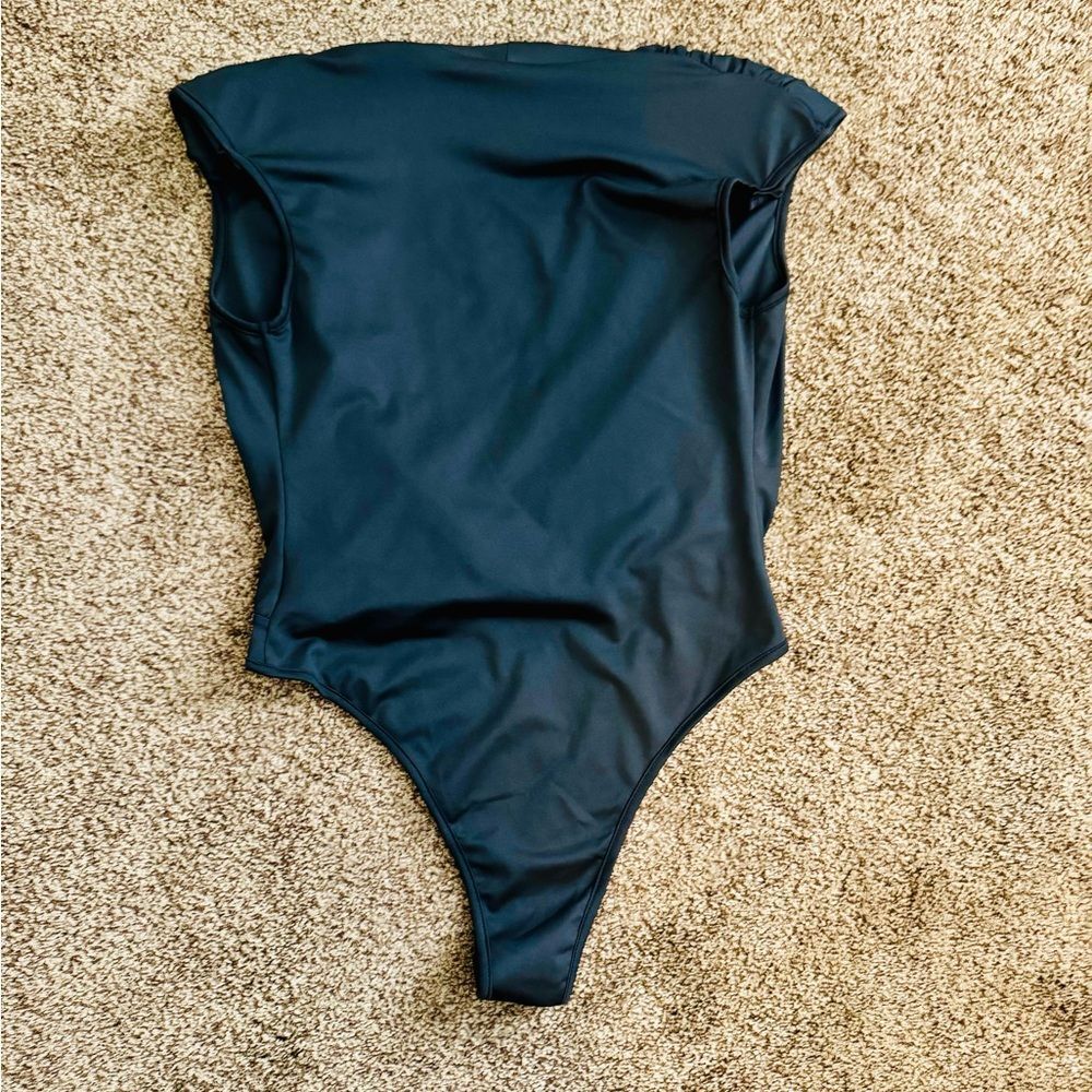 Plunging Neck Lantern
Sleeve Bodysuit
Black / 4(S) - Picture 5 of 6